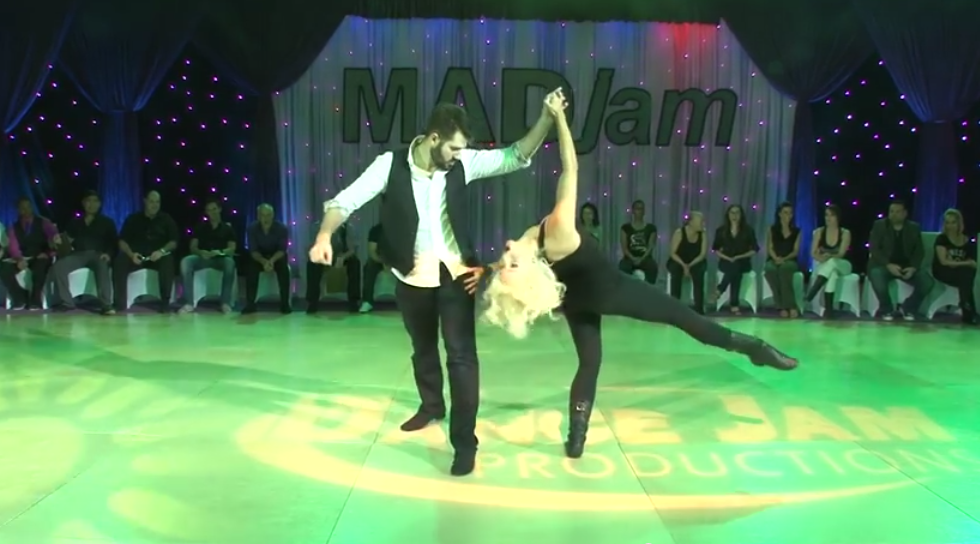 Slot dance swing